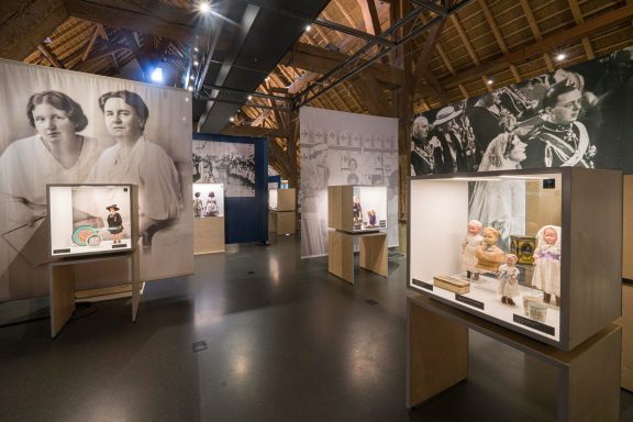 Juliana, een eeuw in poppen